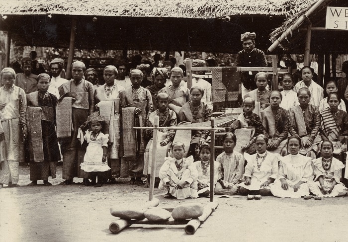 Weaving School in Singkarak, West Sumatra (c. 1910) /Weefschool te Singkarak in West-Sumatra, c 1910 / KITLV 32396